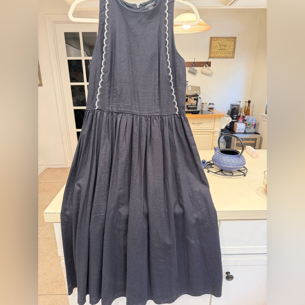 Sleeveless Balck Dress with White Trim